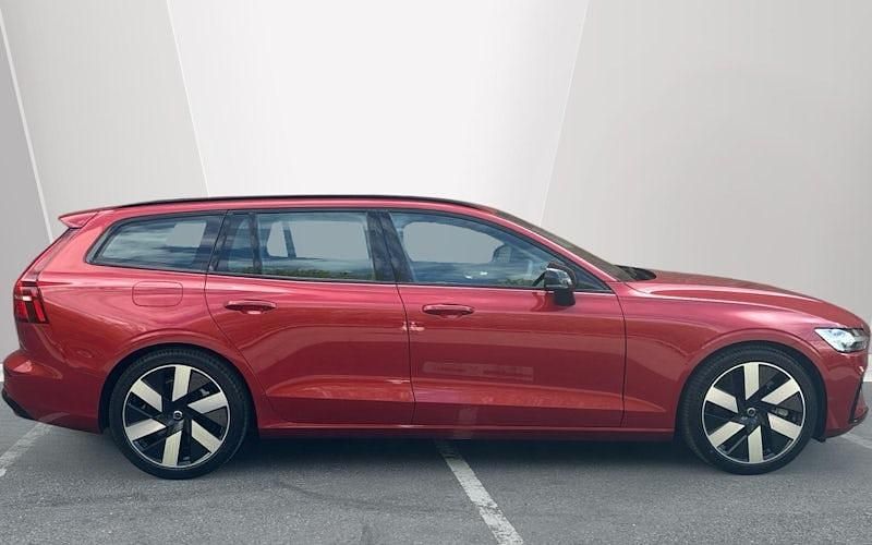 Usado Volvo V60 Plus 350 HP (257 kW) 2025 Vermelho Carrinha
