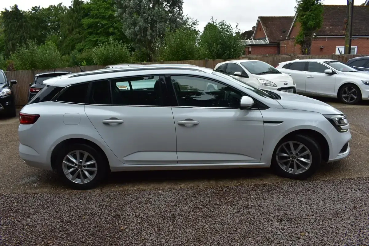 Used Renault Mégane GrandTour Play 2020 White Estate
