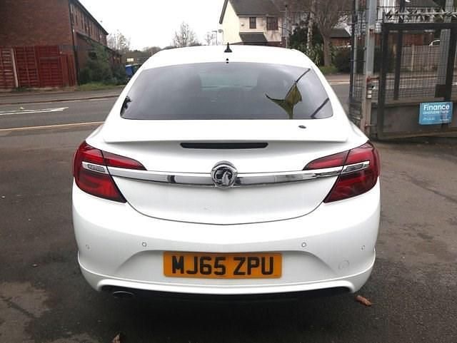 Used Vauxhall Insignia SRi 136 HP (100 kW) 2015 White Hatchback