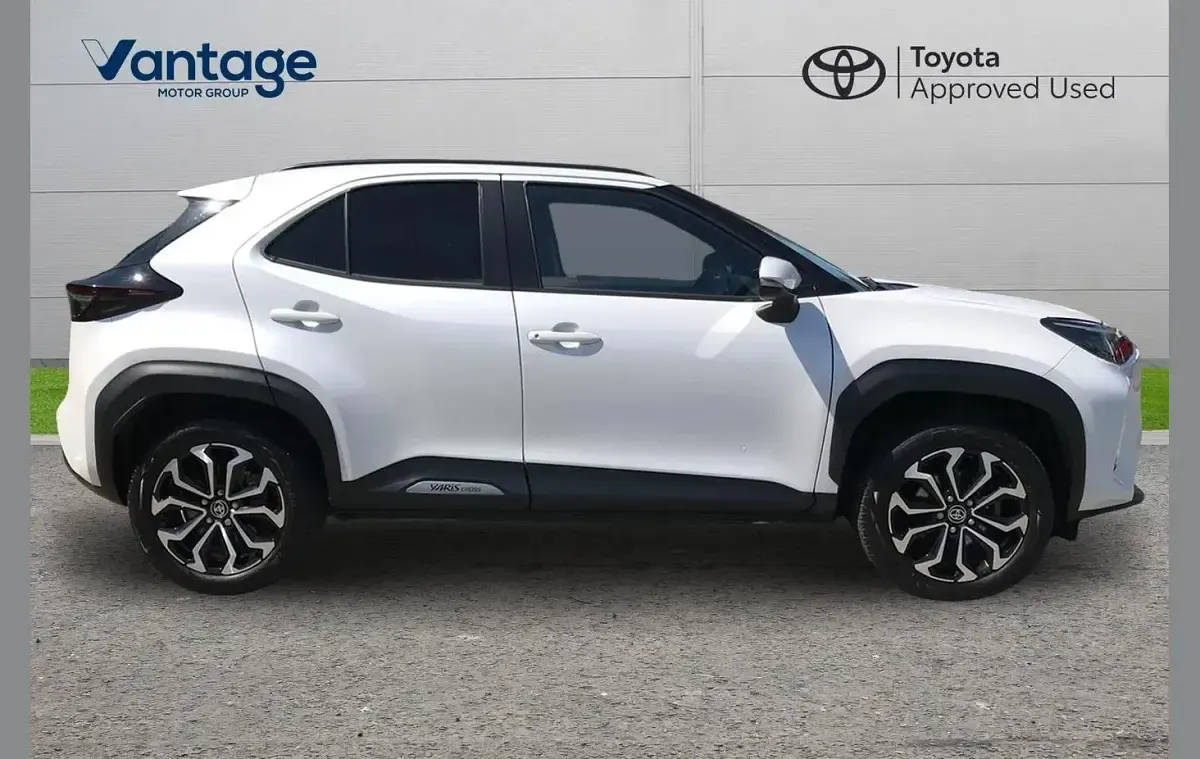 Used Toyota Yaris Cross Design 113 HP (83 kW) 2024 White SUV