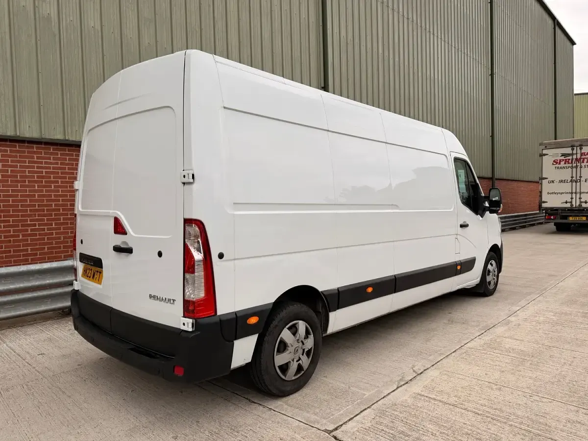 Used Renault Master Business 135 HP (99 kW) 2023 White MPV