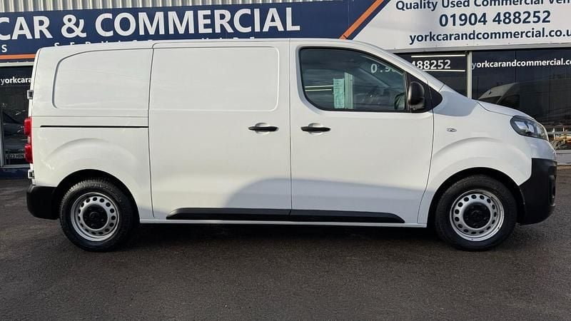 Used Vauxhall Vivaro 100 kW (136 HP) 2022 White MPV