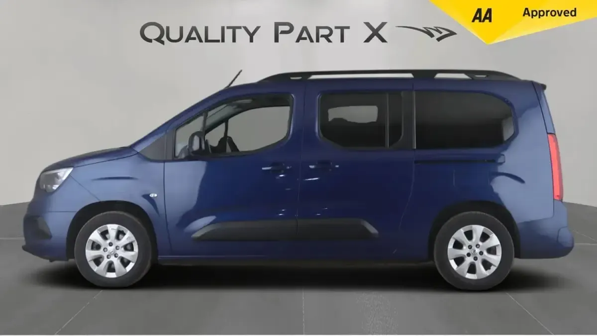 Used Vauxhall Combo Design Edition 100 kW (136 HP) 2023 Blue MPV