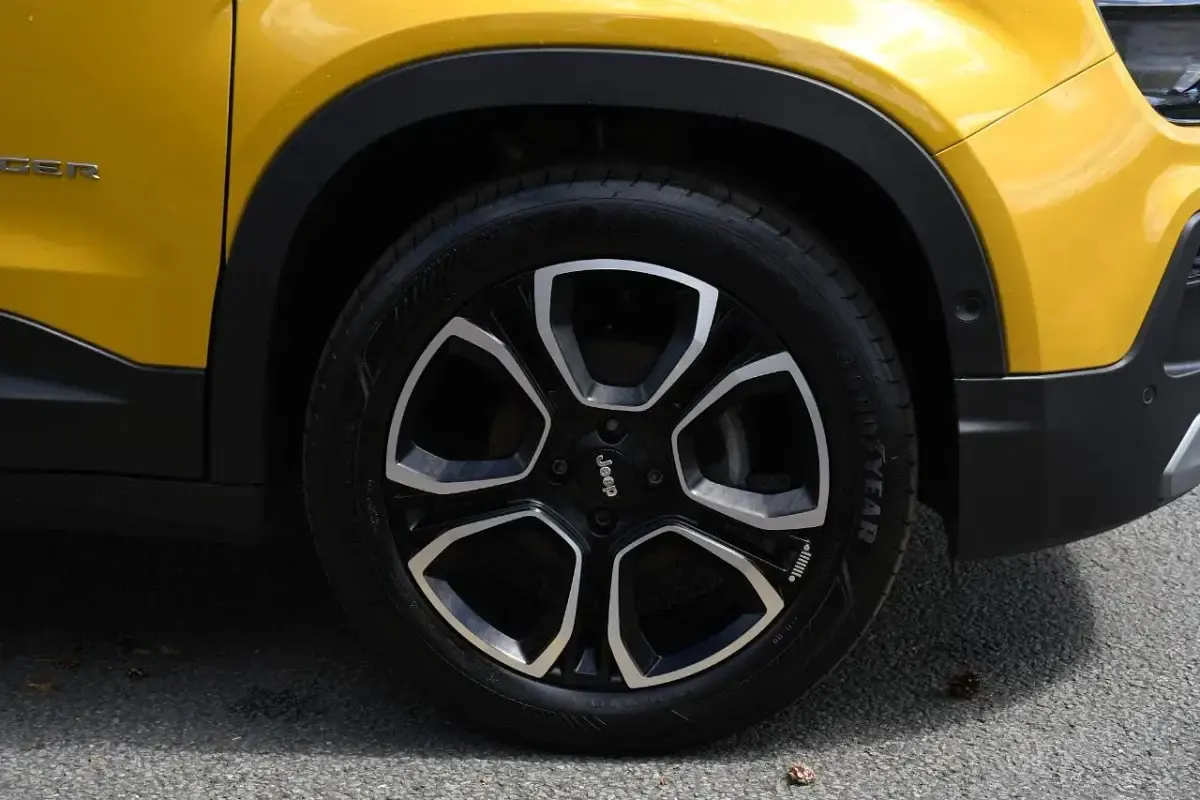 Used Jeep Avenger Summit 100 HP (73 kW) 2025 Yellow SUV