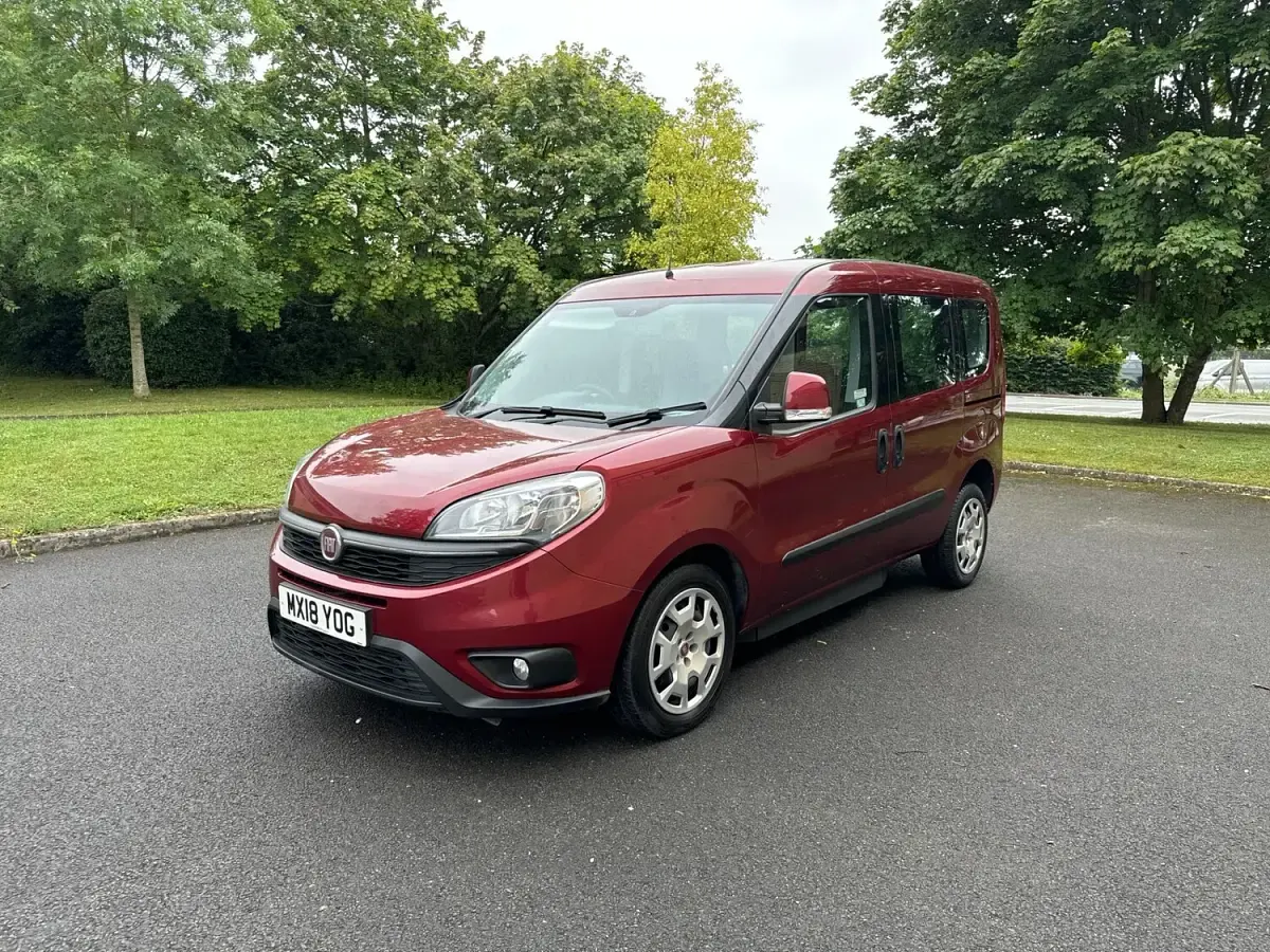 Used Fiat Doblò Easy 95 HP (69 kW) 2018 Red MPV