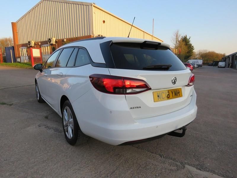 Used Vauxhall Astra Design Edition 2018 White Estate
