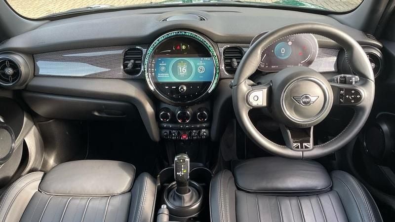 Begagnad Mini Cooper Exclusive 134 HK (98 kW) 2024 Grön Halvkombi