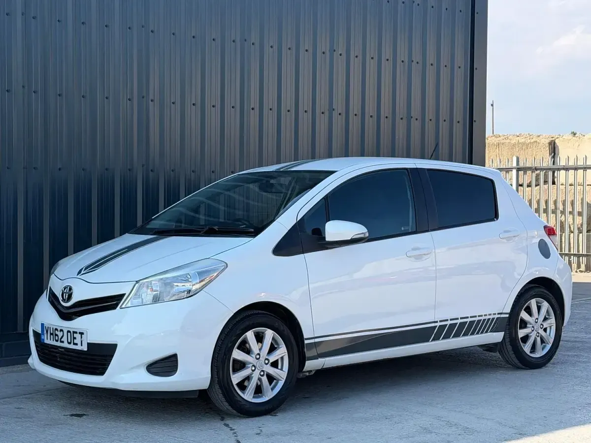 Used Toyota Yaris 99 HP (72 kW) 2012 White Hatchback