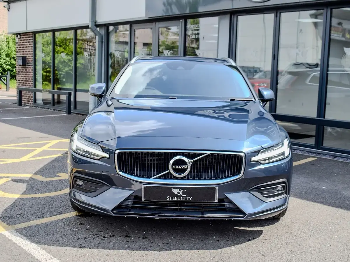 Used Volvo V60 Momentum 187 HP (137 kW) 2019 Blue Estate