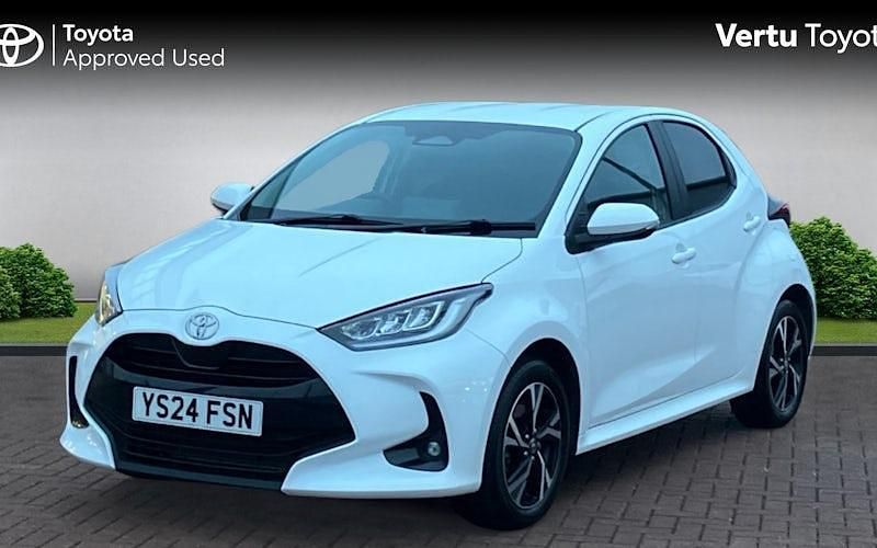 Used Toyota Yaris Hybrid Design 116 HP (85 kW) 2024 White Hatchback
