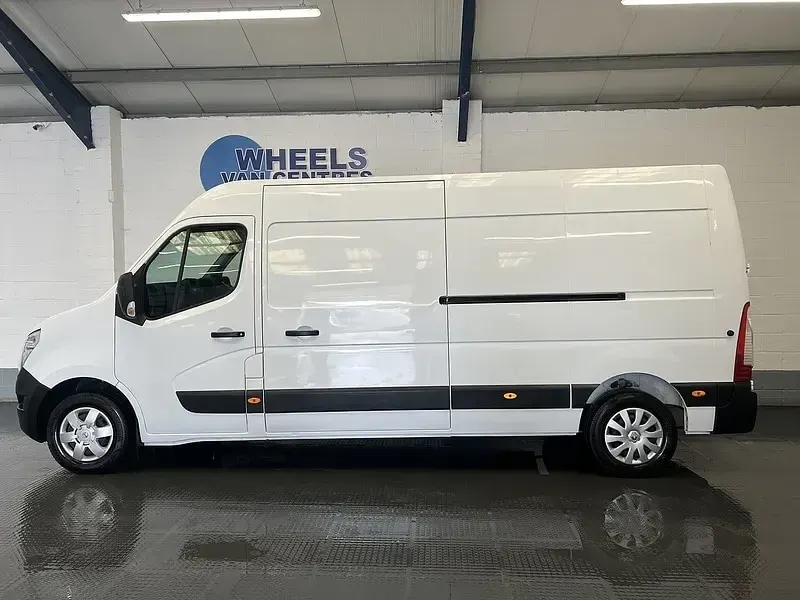 Used Nissan Interstar Acenta 135 HP (99 kW) 2023 White Van