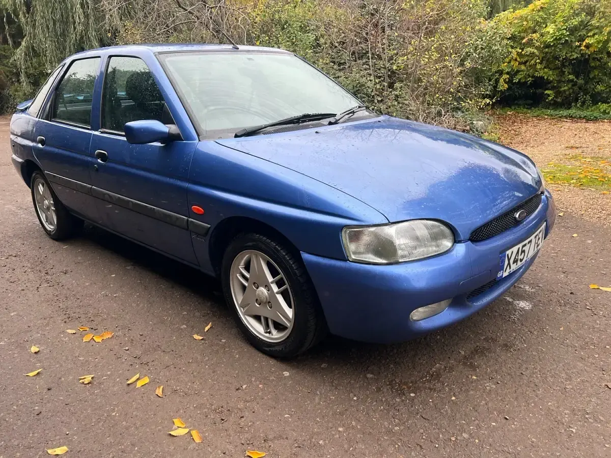 Used Ford Escort Finesse 90 HP (66 kW) 2000 Blue Hatchback