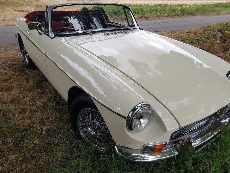White Used 1967 MG B | £7,600 - Image 1/4