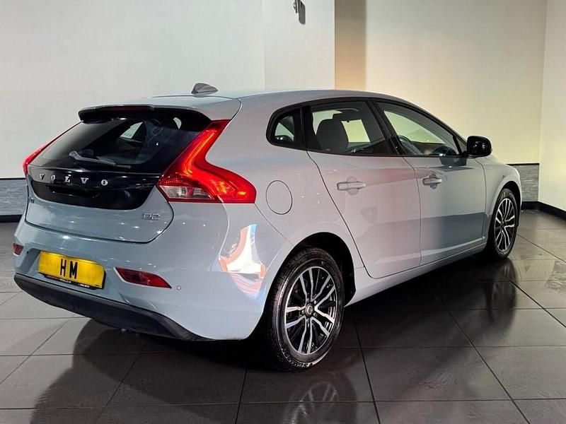 Used Volvo V40 Momentum 120 HP (88 kW) 2018 Blue Hatchback