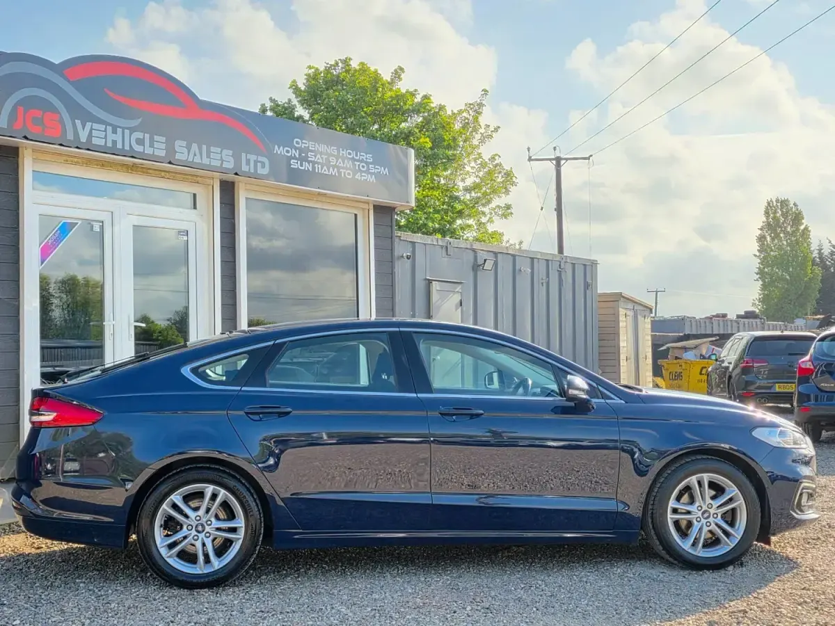 Używany Ford Mondeo Zetec 150 KM (110 kW) 2019 Niebieski Hatchback