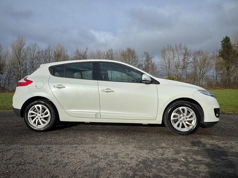 Used Renault Mégane III Dynamique 110 HP (80 kW) 2012 White Hatchback