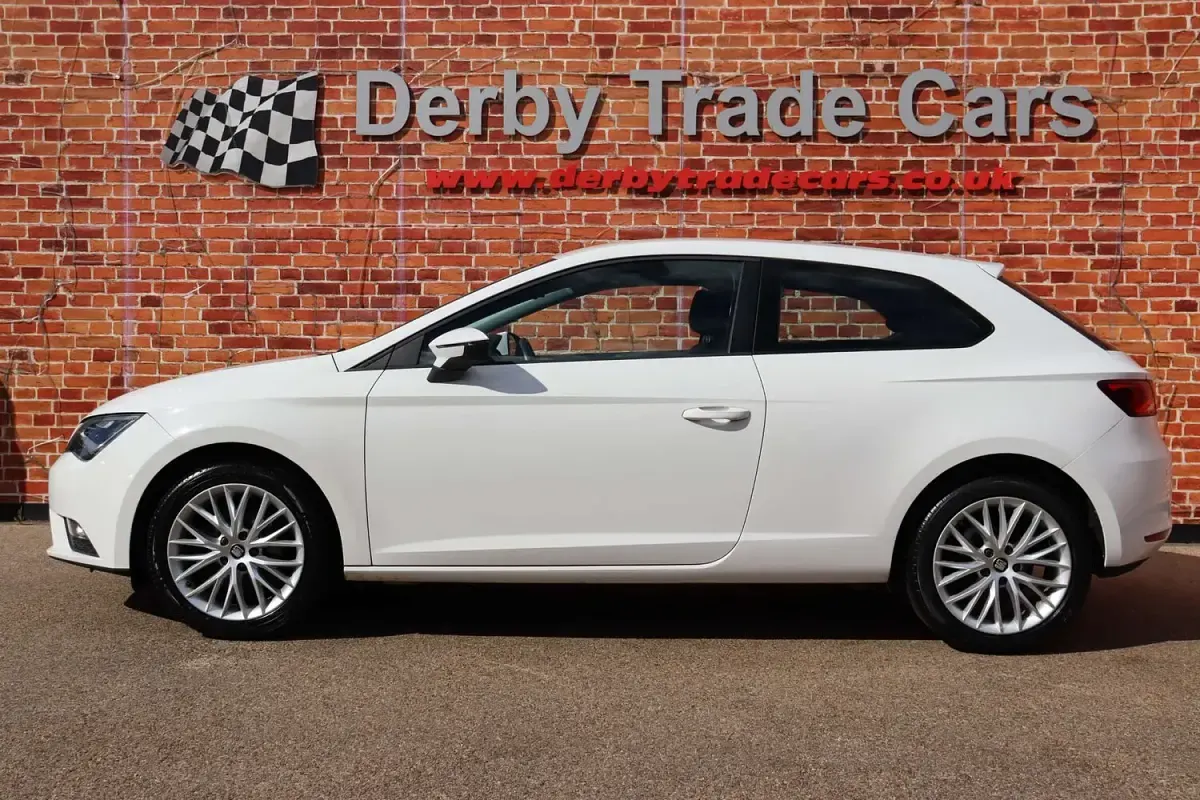 Used Seat Leon SE Technology 110 HP (80 kW) 2015 White Hatchback