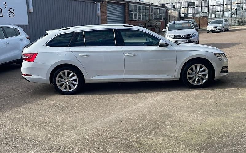 Used Skoda Superb SE Technology 150 HP (110 kW) 2022 White Estate
