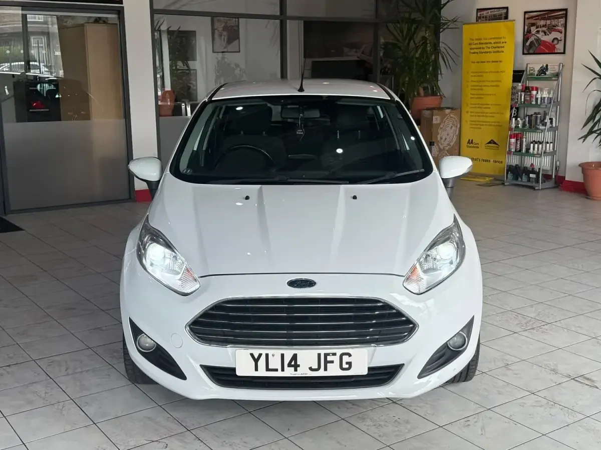 Used Ford Fiesta Zetec 120 HP (88 kW) 2014 White Hatchback