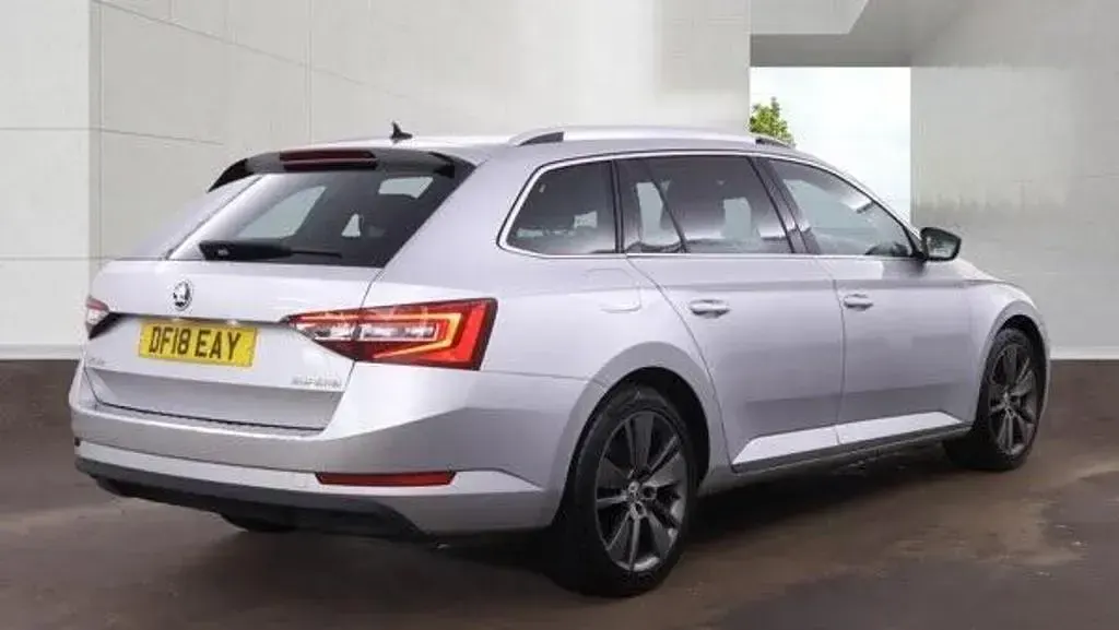 Used Skoda Superb SE L Executive 190 HP (139 kW) 2018 Silver Estate