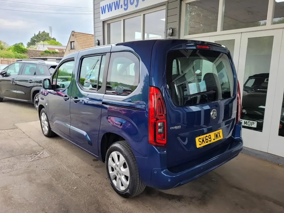 Second-hand Vauxhall Combo S 100 CP (73 kW) 2019 Albastru Monovolum