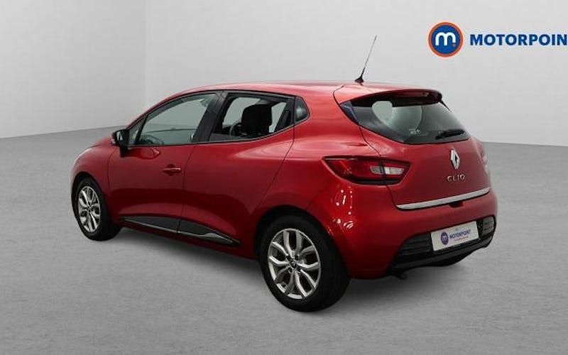 Used Renault Clio IV Dynamique 75 HP (55 kW) 2017 Red Hatchback