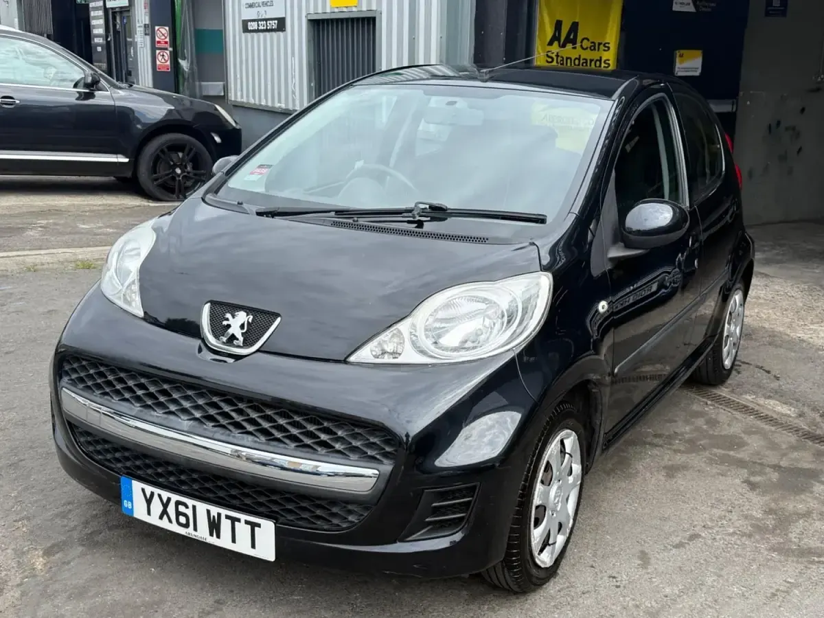 Begagnad Peugeot 107 68 HK (50 kW) 2011 Svart Halvkombi