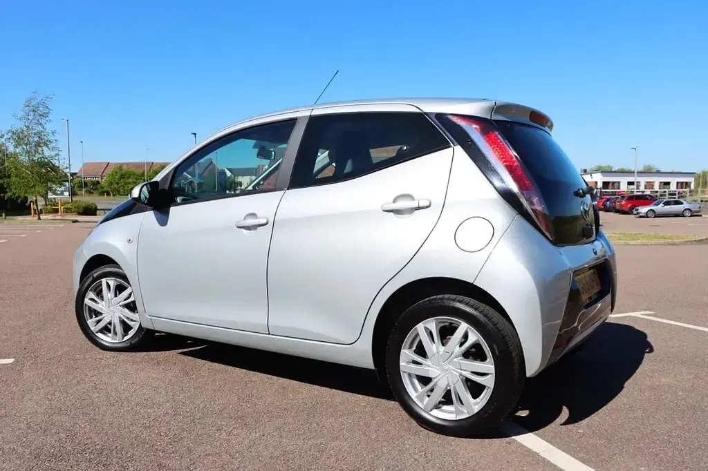 Used Toyota Aygo x-press 2015 Silver Hatchback