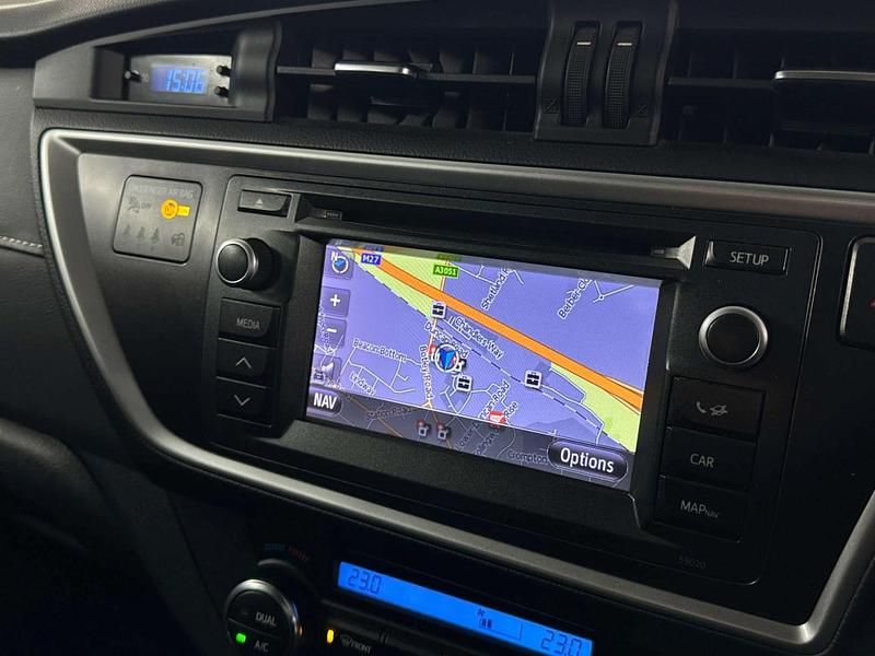 Used Toyota Auris Hybrid 136 HP (100 kW) 2013 Silver Hatchback