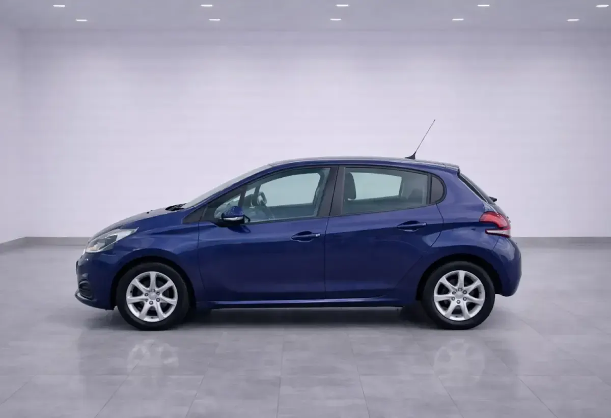 Gebraucht Peugeot 208 Active 100 PS (73 kW) 2017 Blau Kleinwagen