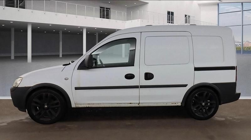 Used Vauxhall Combo 75 HP (55 kW) 2008 White MPV