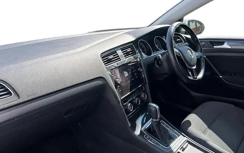 Used VW Golf VII SE 125 HP (91 kW) 2018 White Hatchback