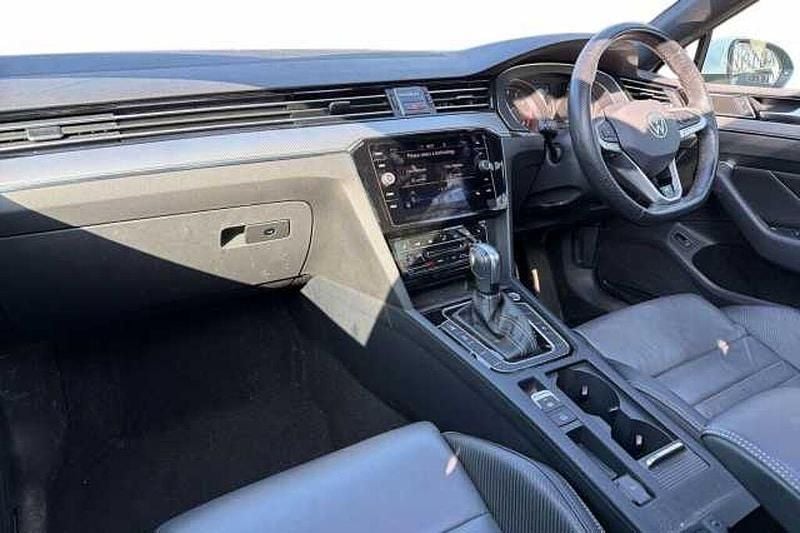 Used VW Passat R-line 150 HP (110 kW) 2023 Glacier white Estate