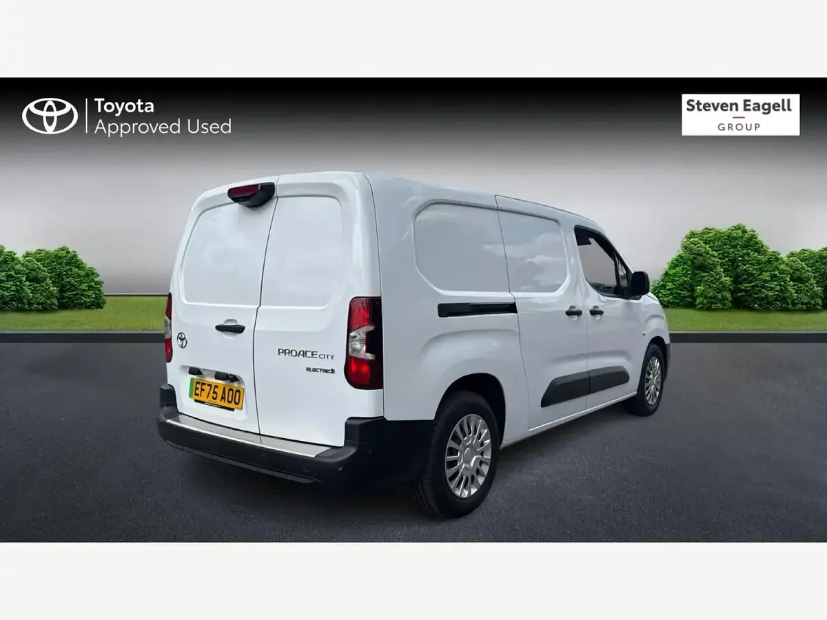 Used Toyota Proace 50 kW (68 HP) 2025 White MPV