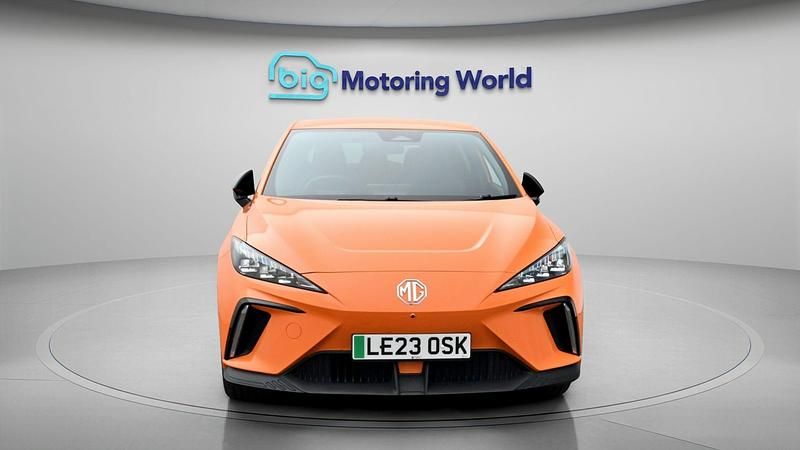 Begagnad MG MG4 EV Trophy 319 kW (435 HK) 2023 Orange Halvkombi