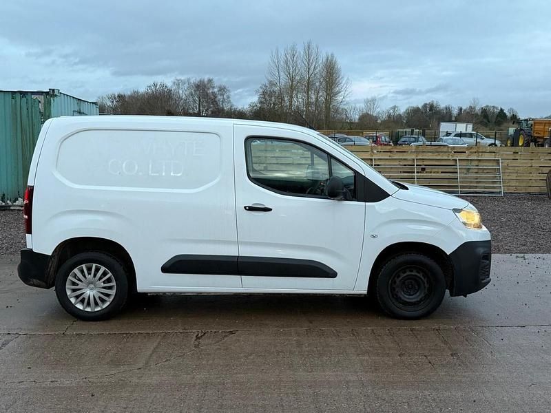 Used Citroën Berlingo Start 75 HP (55 kW) 2020 White MPV