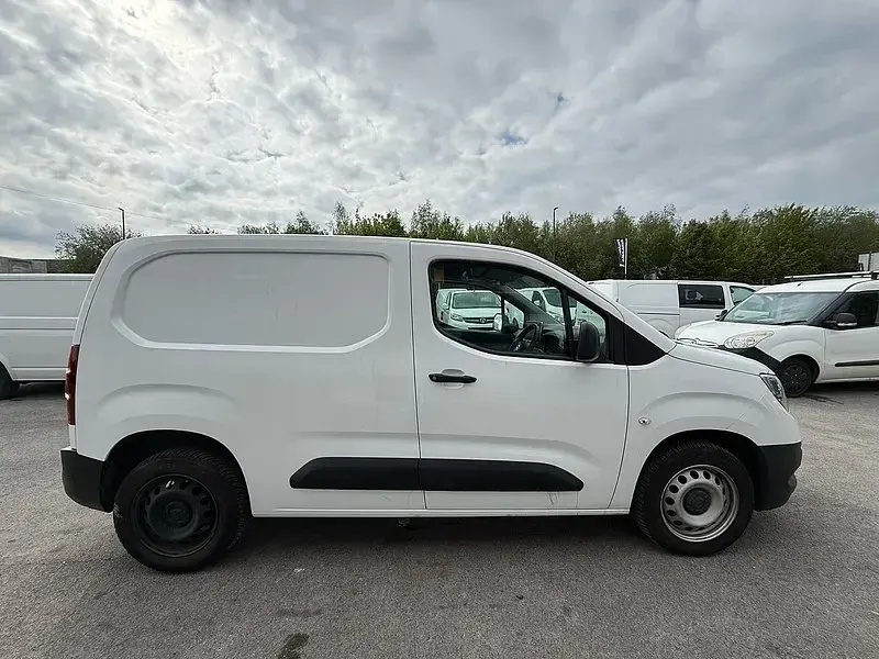 Second-hand Vauxhall Combo Edition 75 CP (55 kW) 2022 Alb Monovolum