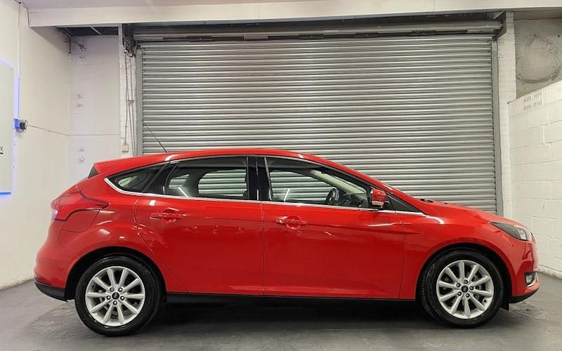 Begagnad Ford Focus Titanium 120 HK (88 kW) 2016 Blå Halvkombi