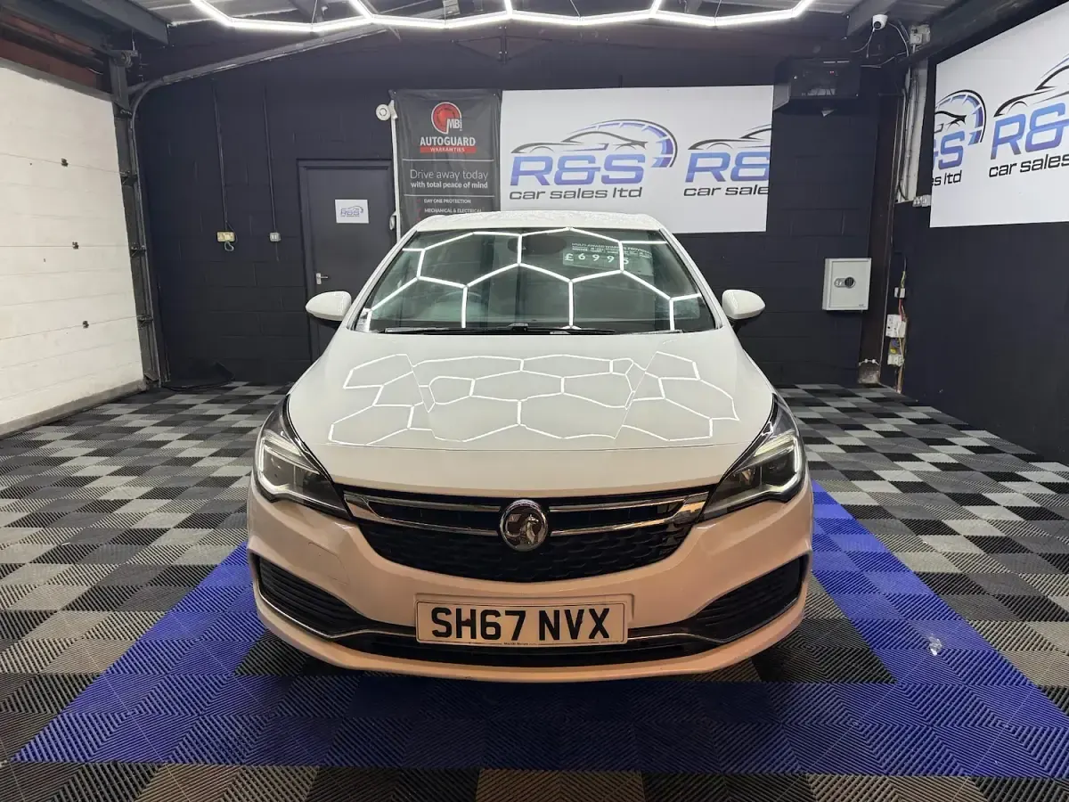 Used Vauxhall Astra SRi 110 HP (80 kW) 2017 White Hatchback