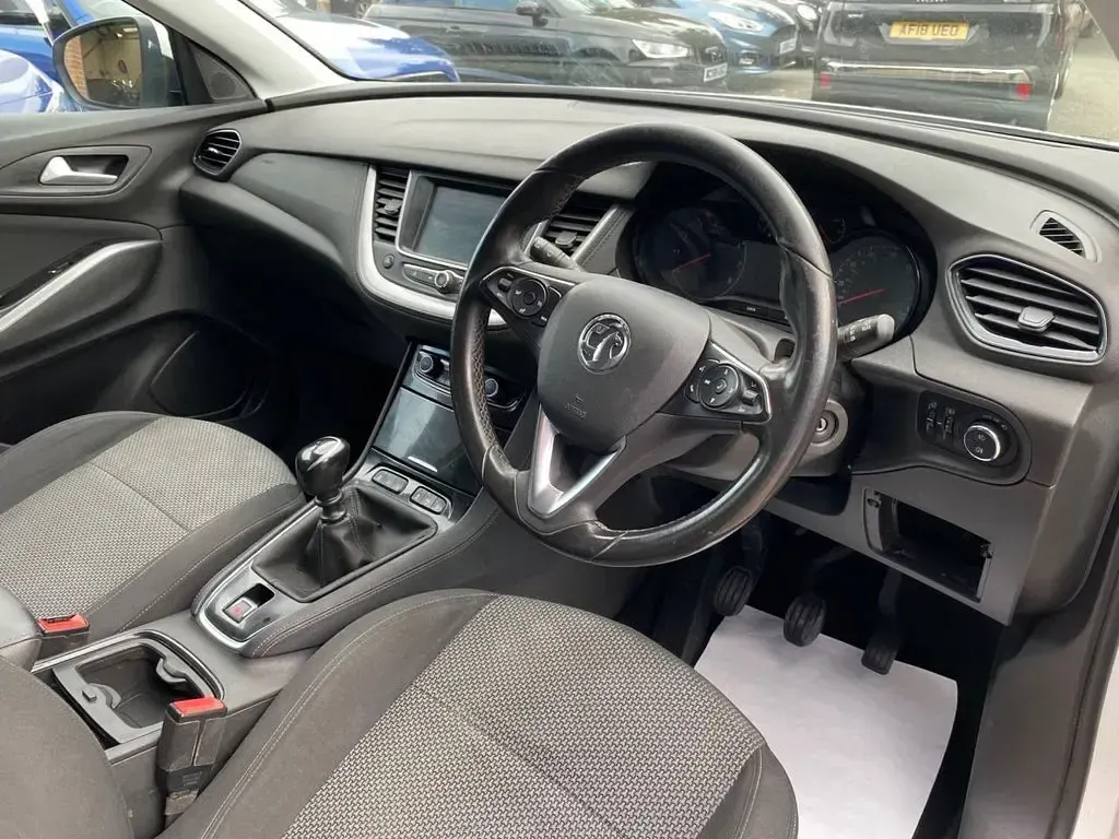 Used Vauxhall Grandland X S 130 HP (95 kW) 2018 White SUV