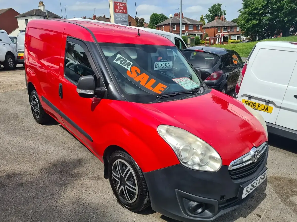 Used Vauxhall Combo 105 HP (77 kW) 2014 Red MPV