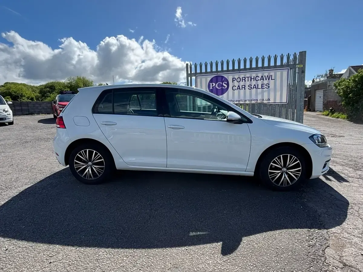 Used VW Golf VII SE 115 HP (84 kW) 2017 White Hatchback
