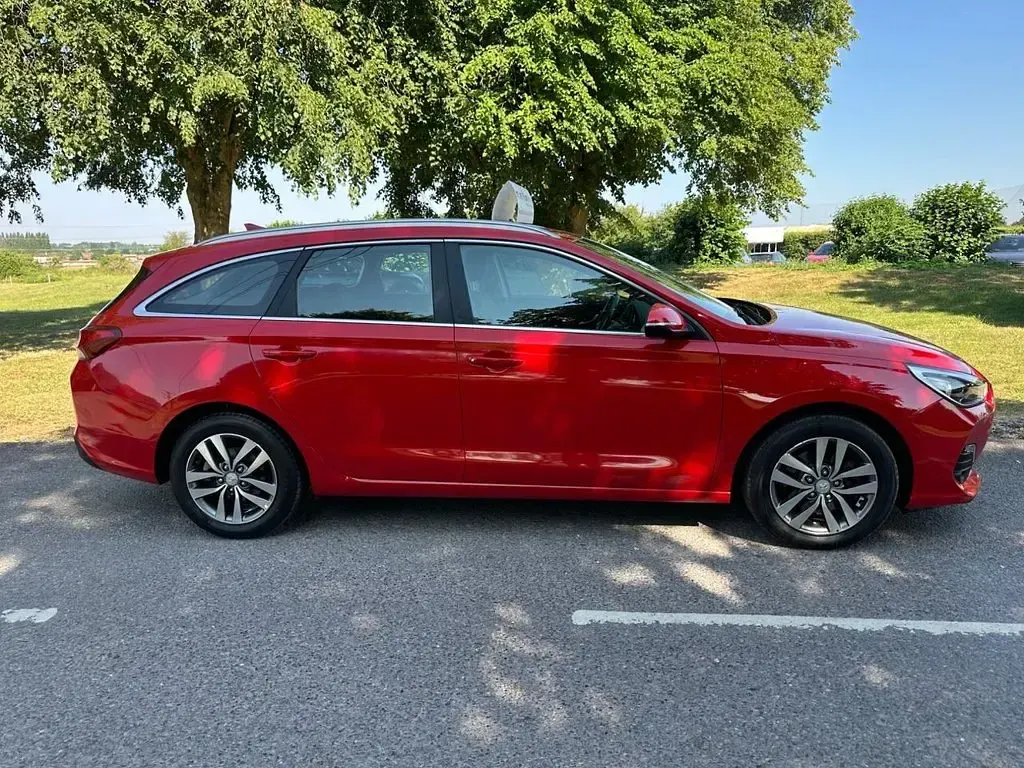 Used Hyundai i30 SE 120 HP (88 kW) 2018 Red Estate