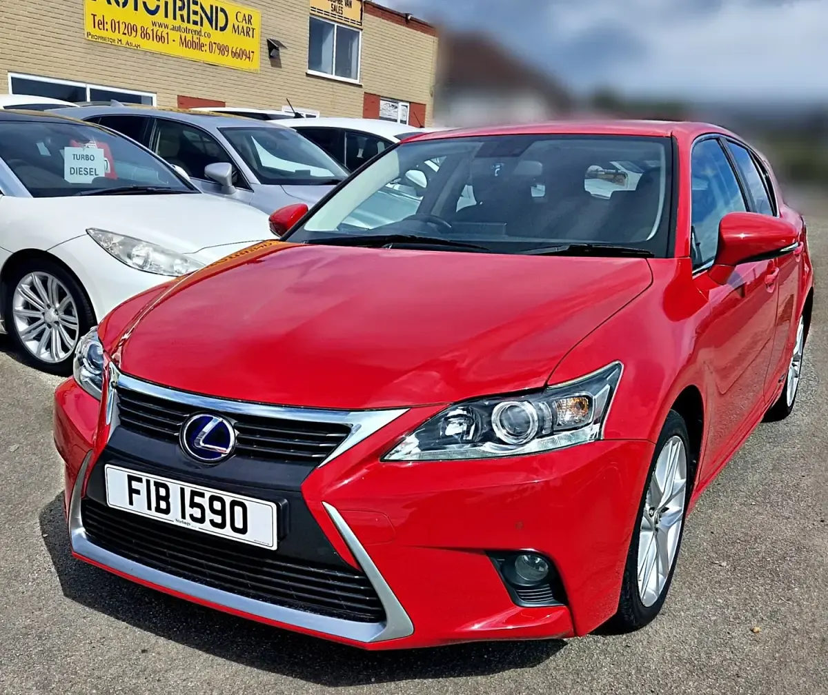 Used Lexus CT200h 134 HP (98 kW) 2015 Red Hatchback