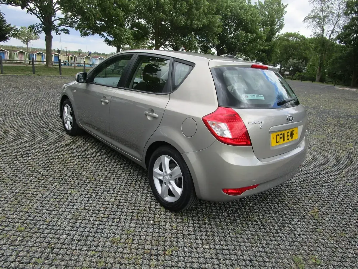 Used Kia Ceed 126 HP (92 kW) 2011 Silver Hatchback