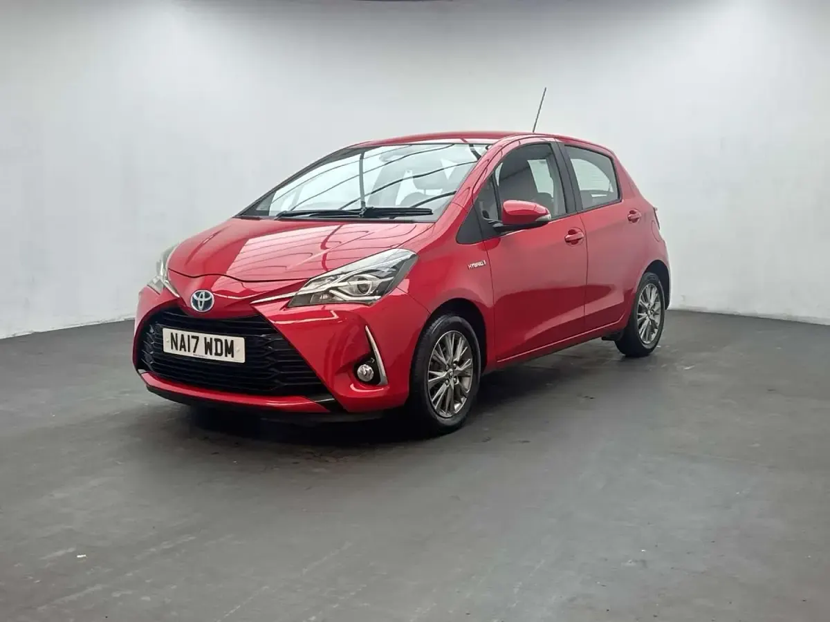 Used Toyota Yaris 100 HP (73 kW) 2017 Red Hatchback