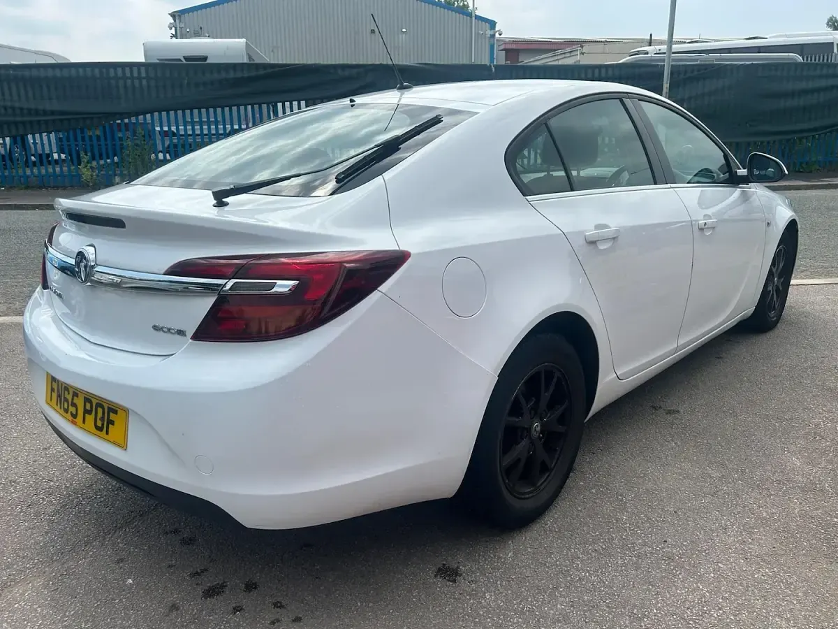 Used Vauxhall Insignia Design Edition 2015 White Hatchback