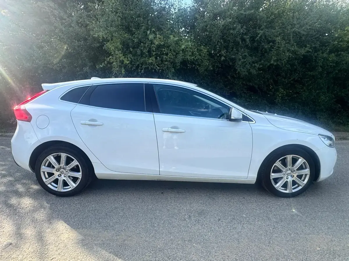 Used Volvo V40 Inscription 150 HP (110 kW) 2018 White Hatchback