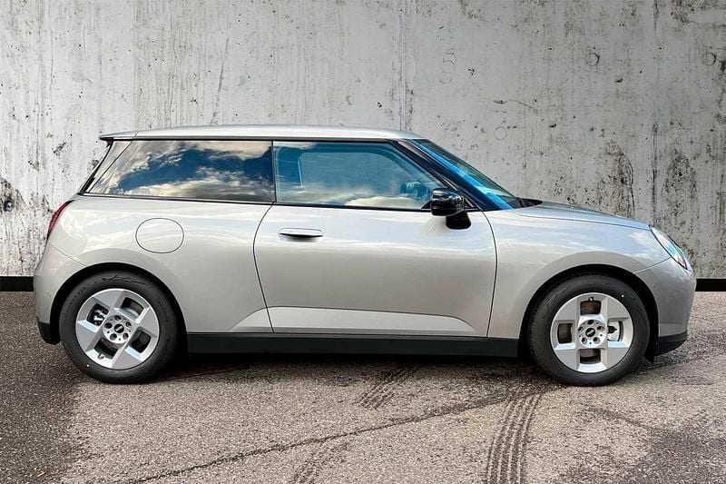 Usado Mini Cooper Hatch 133 kW (181 CV) 2024 Plateado Utilitario