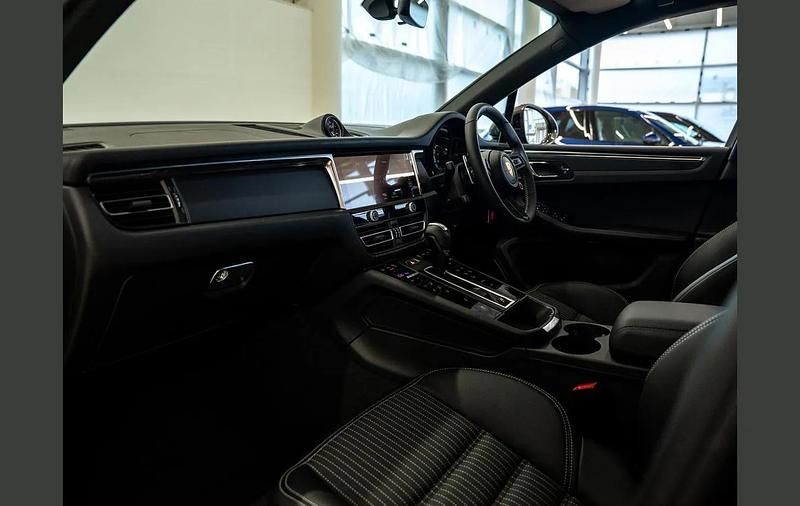 Used Porsche Macan 261 HP (191 kW) 2025 Black SUV